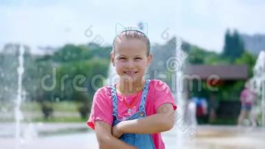 一个微笑，快乐的八岁女孩的肖像，在一个有趣的箍，她的头上有耳朵，头发装饰。 女孩子送空气